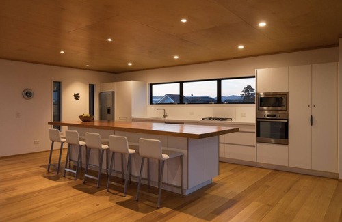 Matarangi Maison | Restful, Lakeview, Golf Green, Architect's unique Bach.