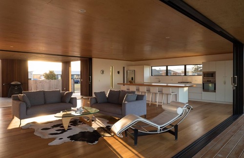 Matarangi Maison | Restful, Lakeview, Golf Green, Architect's unique Bach.