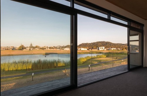 Matarangi Maison | Restful, Lakeview, Golf Green, Architect's unique Bach.