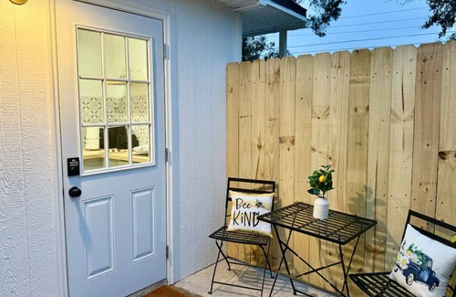 Largo Appartement | Restful Palms – Cozy Studio Near Clearwater & St. Pete Beaches