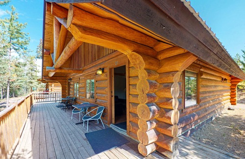 Lac Le Jeune Cabine | Restful rustic retreat with deck, full kitchen, & complimentary internet