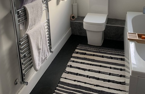 Bellshill Appartement | RestfullHaven:your own room in an apartment having double/shared bathroom/kitchn
