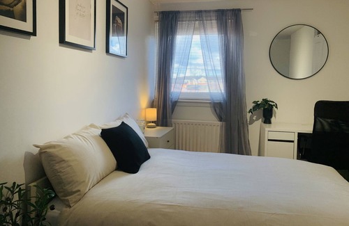 Bellshill Appartement | RestfullHaven:your own room in an apartment having double/shared bathroom/kitchn