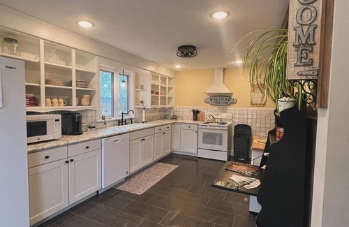 Bluffton Autre | Restored farmhouse just steps from the Katy Trail