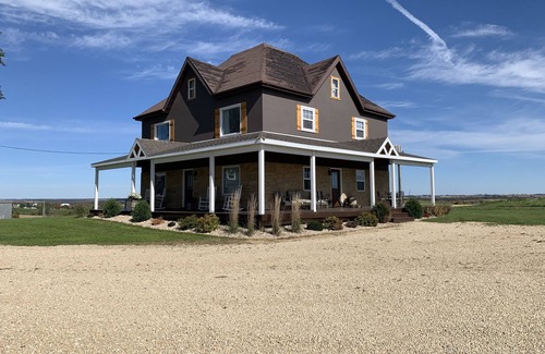 Dickeyville Maison | La ferme restaurée est située au sommet de 54 acres avec une vue à 360 degrés de WI pittoresque.