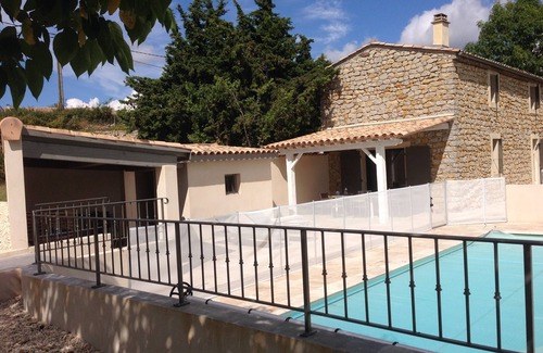 Saint-Andeol-de-Berg Maison | Magnanerie restaurée, piscine chauffée, 2 chattes discrètes vivent dehors l’été