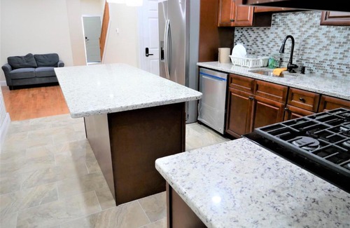 West Philadelphia Maison | Retired Newly Renovated Guest Rooms near Transportation