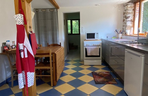 Saint-Martin-Cantales Maison | Retraite Naturelle au Bord de la Rivière
