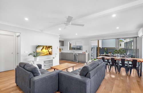 South Nowra Maison | Retreat at Woodland - Entertainers Delight with BBQ, Pizza Oven & Firepit.