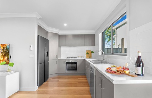 South Nowra Maison | Retreat at Woodland - Entertainers Delight with BBQ, Pizza Oven & Firepit.