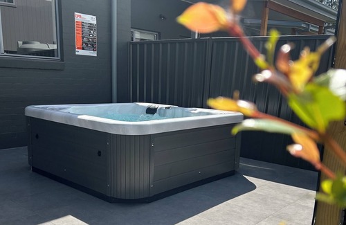 South Nowra Maison | Retreat at Woodland - Entertainers Delight with BBQ, Pizza Oven & Firepit.