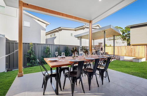 South Nowra Maison | Retreat at Woodland - Entertainers Delight with BBQ, Pizza Oven & Firepit.