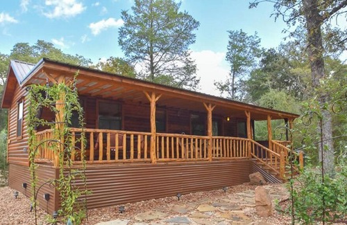 Brenham Cabine | Retreat Cabin features a Private Hot Tub at Scenic Hill Retreat