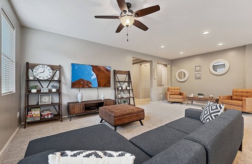 Greer Ranch Maison | NEW! Retreat In Surprise - LUX Home w/ PVT Pool & Lush Green Backyard