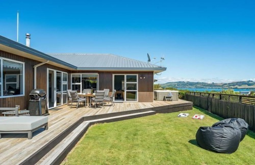 Hilltop Maison | Base: 8 Extra: $30 86 Harvey Street, Taupo