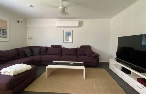 Slade Point Maison | RETREAT ON JANZ cheerful 4BR home, pool/games room