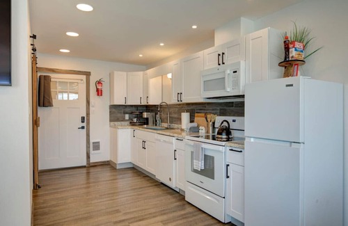 South Bend Appartement | Retreat to the Oyster Bay Hideaway Suite