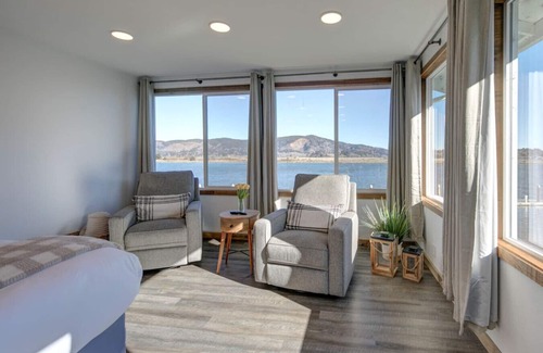 South Bend Appartement | Retreat to the Oyster Bay Hideaway Suite