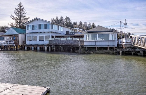 South Bend Appartement | Retreat to the Oyster Bay Hideaway Suite