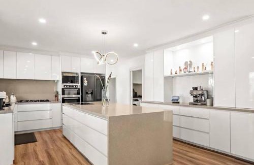 The Basin Maison | Retreat with Panoramic Hills View