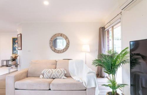 The Basin Maison | Retreat with Panoramic Hills View