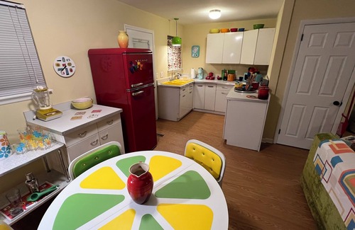 Chapel Hill Maison | Retro 1-bedroom duplex in quiet Chapel Hill neighborhood