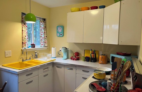 Chapel Hill Maison | Retro 1-bedroom duplex in quiet Chapel Hill neighborhood