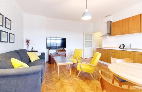 Brno Appartement | Retro Apartment with a View