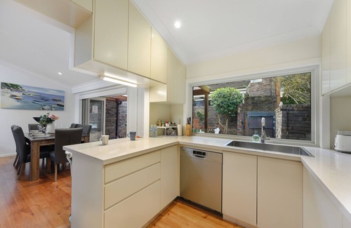 Wahroonga Maison | Retro brick wall courtyard cottage Walk to train station 6 people