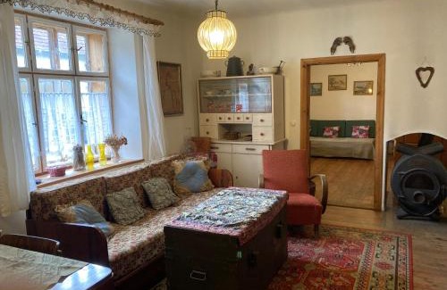 Kunkovice Maison | Retro chalupa pro denní pohodu a večerní klid