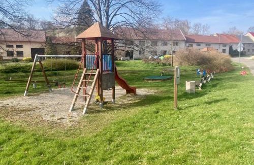 Kunkovice Maison | Retro chalupa pro denní pohodu a večerní klid