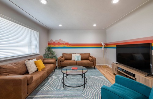 Lamar Heights Area Maison | Retro Family Hub - perfect for large groups! Arcade, Nostalgia, Ping Pong