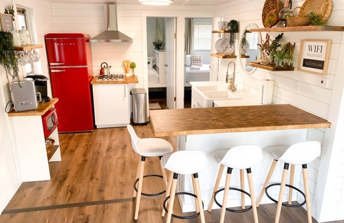 East Dubuque Appartement | Retro floating cabin on river backwaters. HOT TUB!