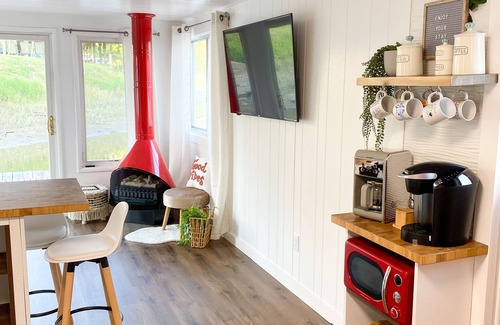 East Dubuque Appartement | Retro floating cabin on river backwaters. HOT TUB!