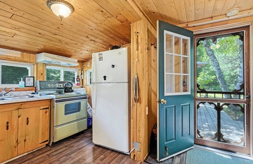 Carlow/Mayo Cabine | Retro Fosters Lake Cabin- Romantic Retreat w Sauna & Volleyball Court