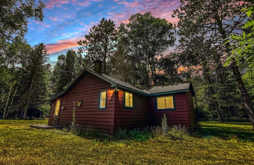 Carlow/Mayo Cabine | Retro Fosters Lake Cabin- Romantic Retreat w Sauna & Volleyball Court