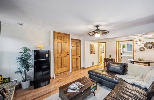 Lakewood Appartement | Retro Guest Suite with private Hot Tub 10 min to Red Rocks, Denver, and Golden.