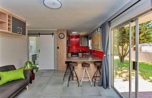 Langebaan Appartement | Retro Rest - walking distance to Beach, Langebaan