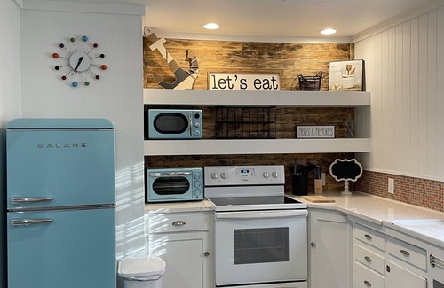 Avinger Maison | Retro Retreat at Lake of the Pines