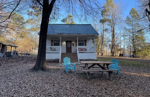Avinger Maison | Retro Retreat at Lake of the Pines