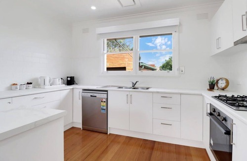 Manifold Heights Maison | Retro Retreat I Geelong Home Ideal for Families