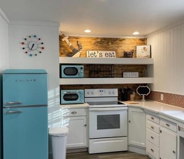 Avinger Maison | Retro Retreat