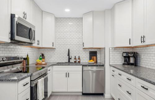 Alachua Maison | Retro Revival - Mid-Century Refuge with a '70s Twist
