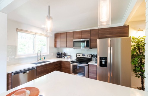 Alta Vista Area Maison | Retro Rooms: Ping-Pong, Fire-Pit, Game Room, Families + Dogs + Fenced Yard