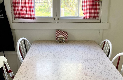 Victoria Beach Cabine | Retro VB Cottage