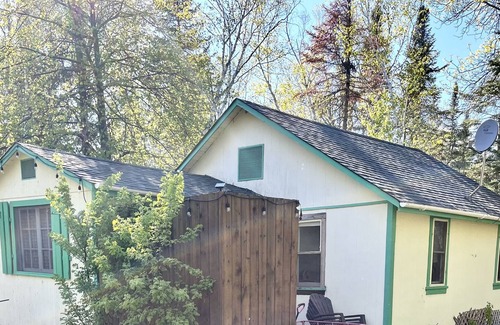 Victoria Beach Cabine | Retro VB Cottage