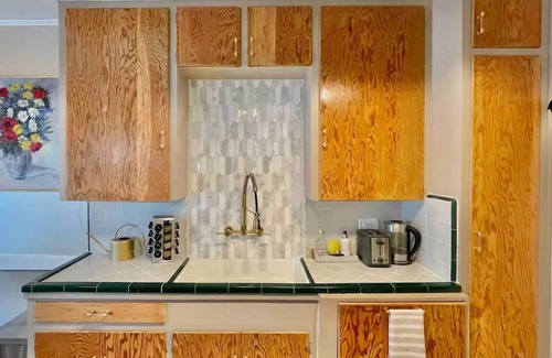 Eastside Copropriété | Retro Vibes - Updated 1950s 1 Br/1 bath Duplex Unit