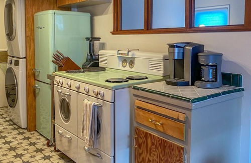 Eastside Copropriété | Retro Vibes - Updated 1950s 1 Br/1 bath Duplex Unit