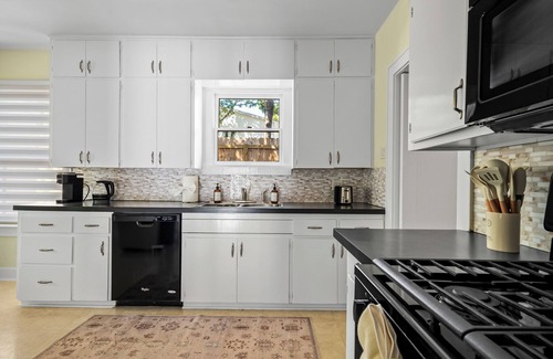 Zilker Maison | Retro Vibes & Zilker Views: Music House by ACL