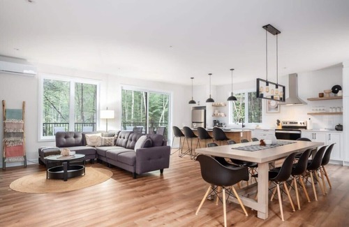 Amherst Chalet De Ski | SEZONA - Votre spa privé dans un chalet moderne